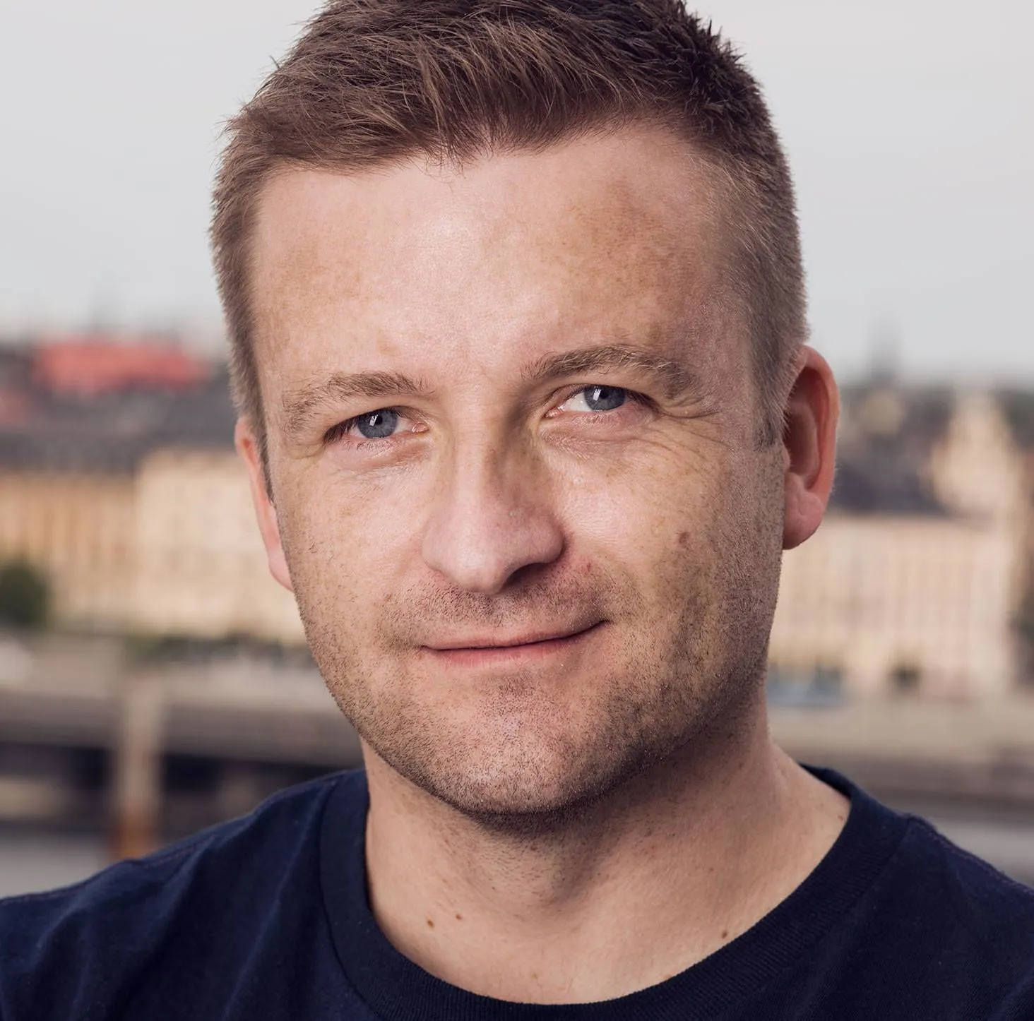 Portrett av Kristoffer Sandven i studio